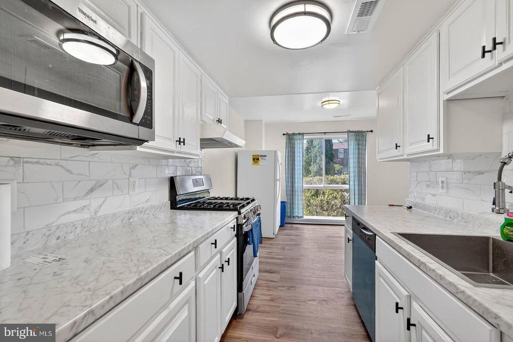Image 12 of property listing at 2430 SUN VALLEY CIR #7-B, Silver Spring, MD 20906
