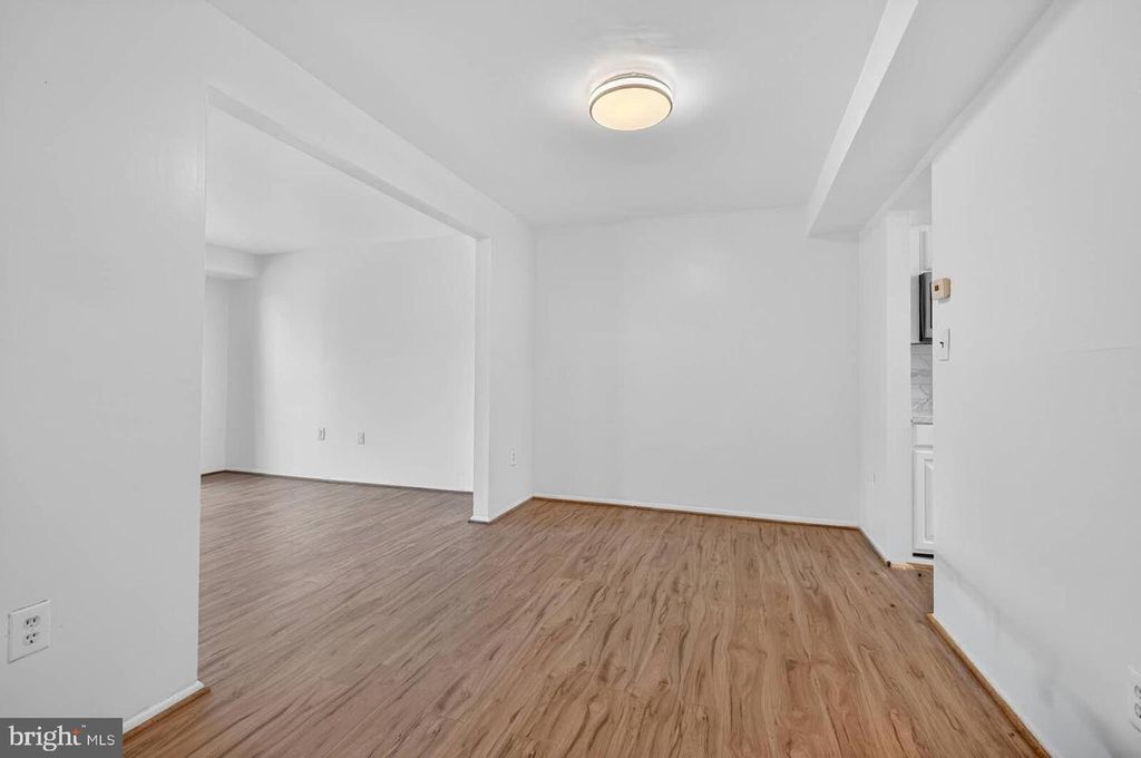 Image 13 of property listing at 2430 SUN VALLEY CIR #7-B, Silver Spring, MD 20906
