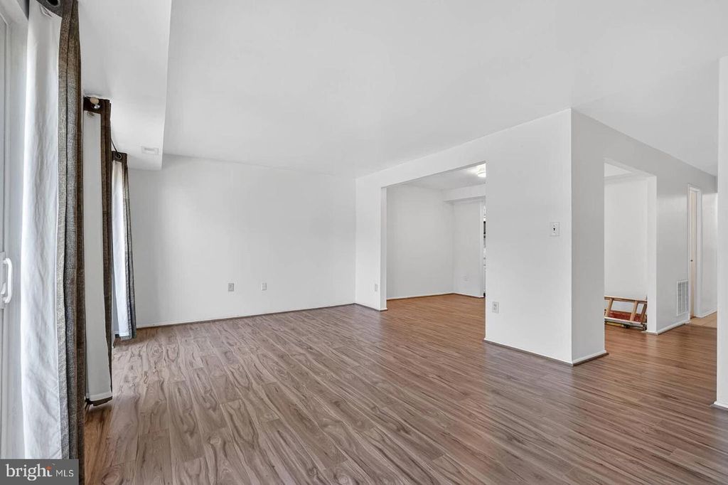 Image 16 of property listing at 2430 SUN VALLEY CIR #7-B, Silver Spring, MD 20906