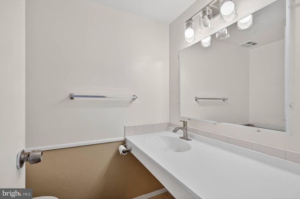 Image 18 of property listing at 2430 SUN VALLEY CIR #7-B, Silver Spring, MD 20906