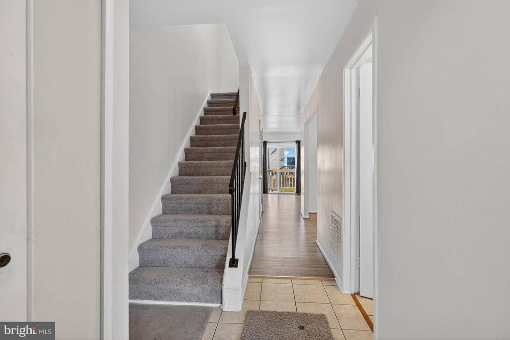 Image 5 of property listing at 2430 SUN VALLEY CIR #7-B, Silver Spring, MD 20906