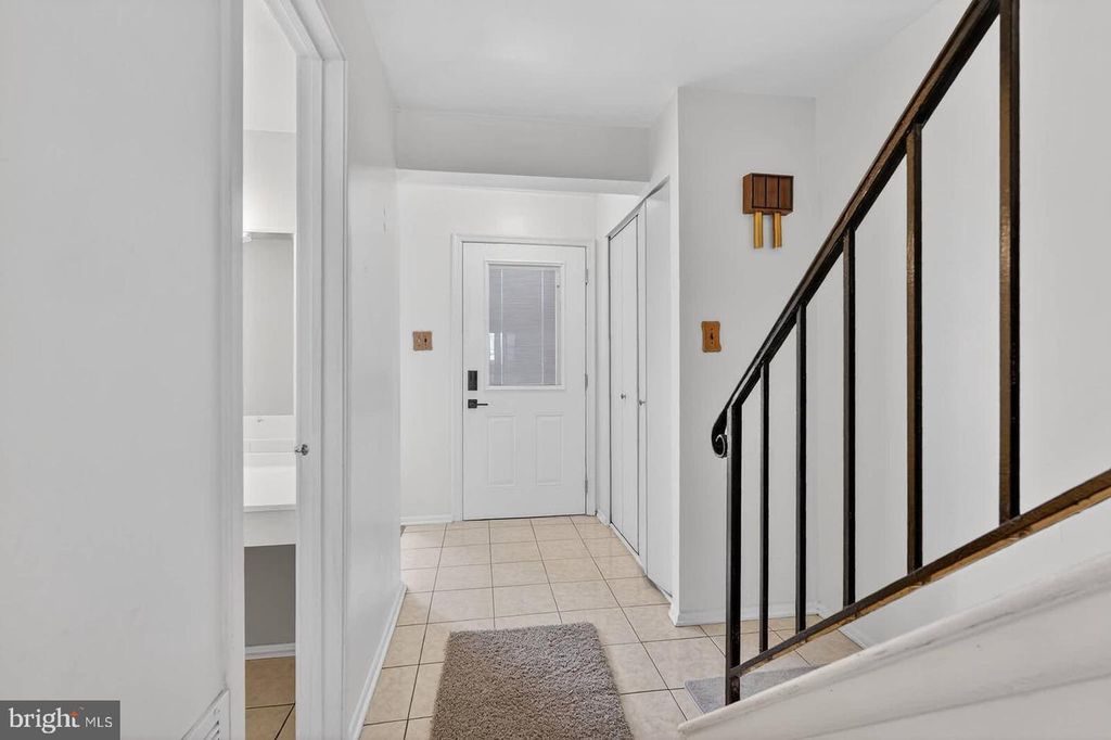 Image 7 of property listing at 2430 SUN VALLEY CIR #7-B, Silver Spring, MD 20906