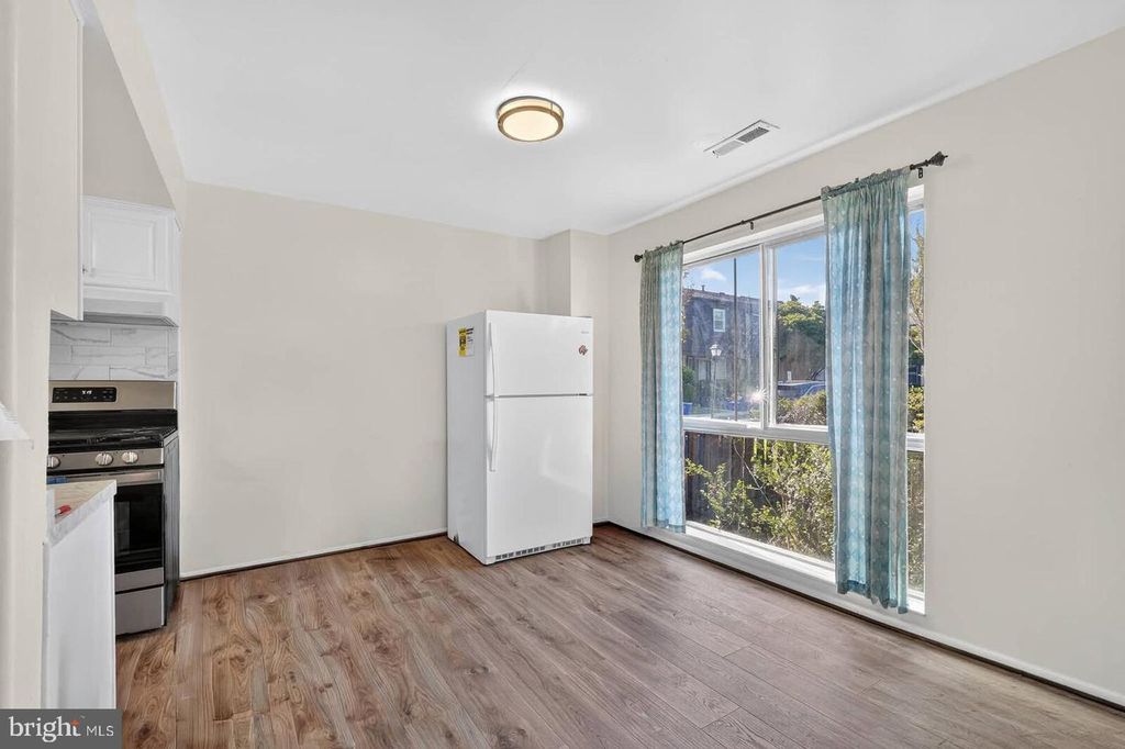 Image 8 of property listing at 2430 SUN VALLEY CIR #7-B, Silver Spring, MD 20906