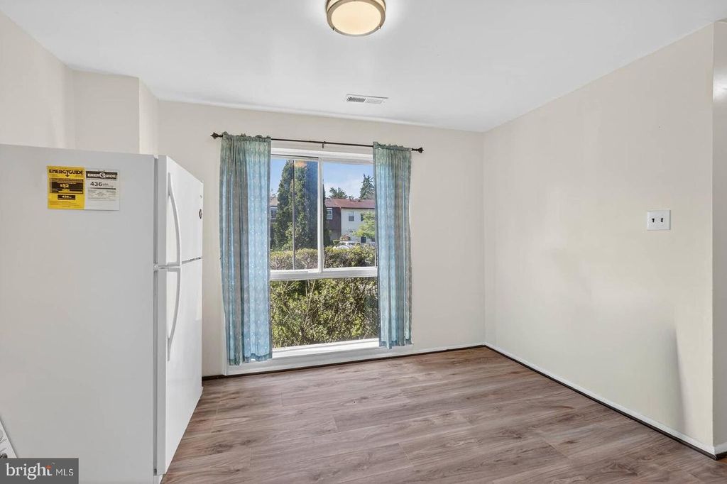 Image 9 of property listing at 2430 SUN VALLEY CIR #7-B, Silver Spring, MD 20906