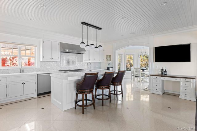 17 Ludlow Lane, Hampton Bays, NY 11946