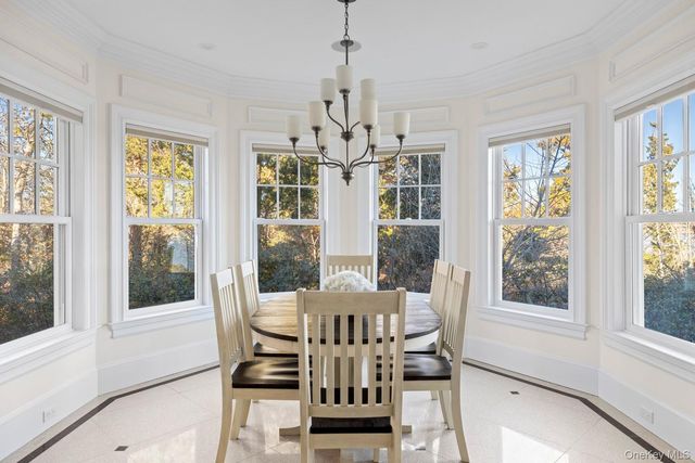 17 Ludlow Lane, Hampton Bays, NY 11946