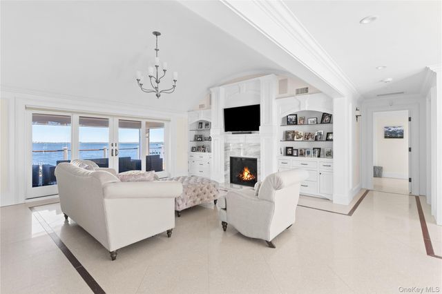 17 Ludlow Lane, Hampton Bays, NY 11946