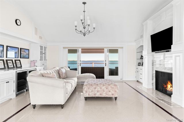 17 Ludlow Lane, Hampton Bays, NY 11946