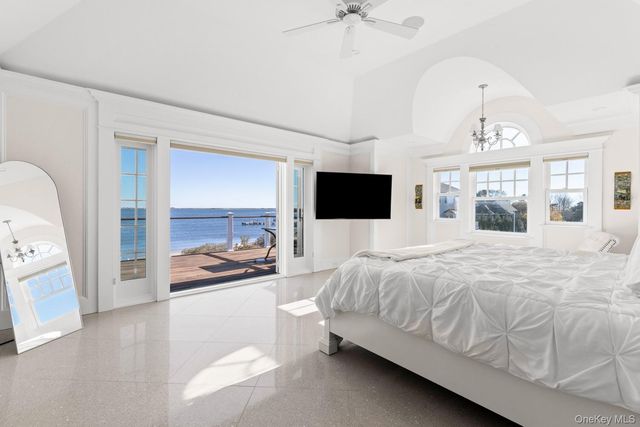 17 Ludlow Lane, Hampton Bays, NY 11946