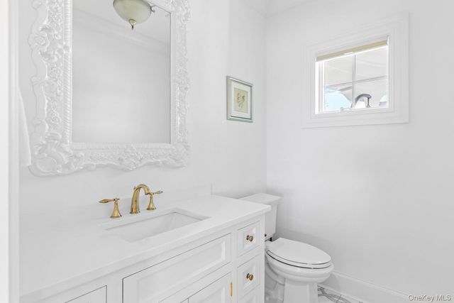 17 Ludlow Lane, Hampton Bays, NY 11946