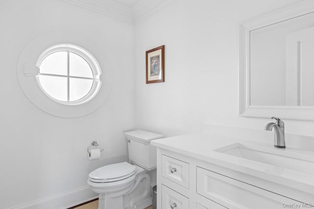 17 Ludlow Lane, Hampton Bays, NY 11946