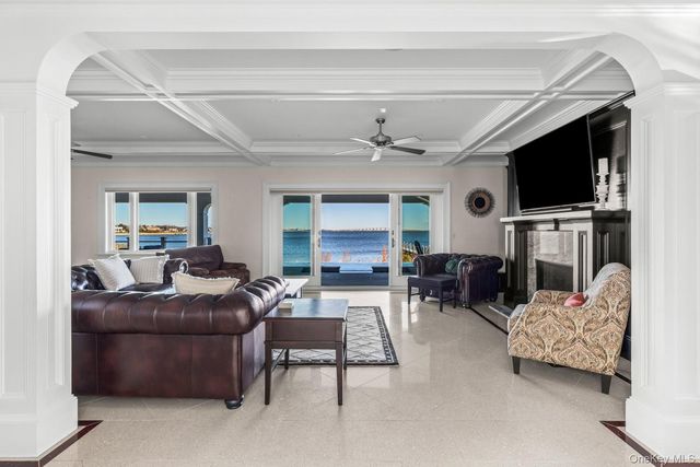 17 Ludlow Lane, Hampton Bays, NY 11946