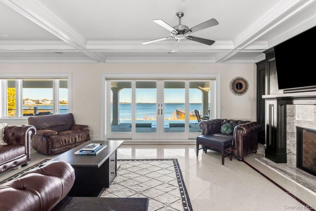 17 Ludlow Lane, Hampton Bays, NY 11946