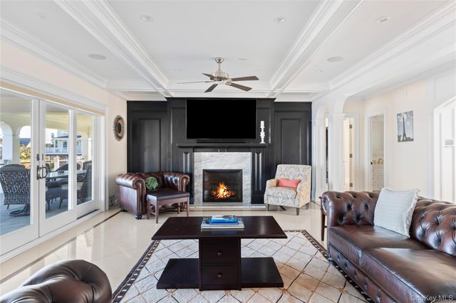 17 Ludlow Lane, Hampton Bays, NY 11946