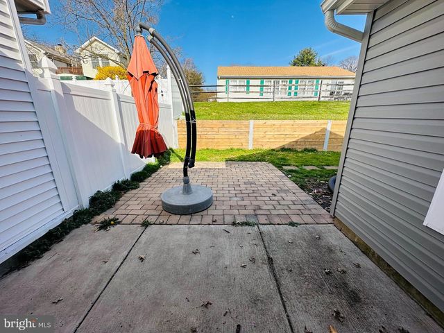 319 CANTERBURY CT, Newtown, PA 18940