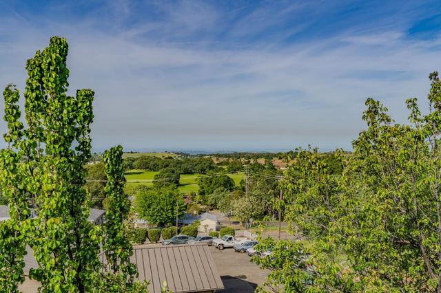 10569 Ridgecrest Dr, Jackson, CA 95642
