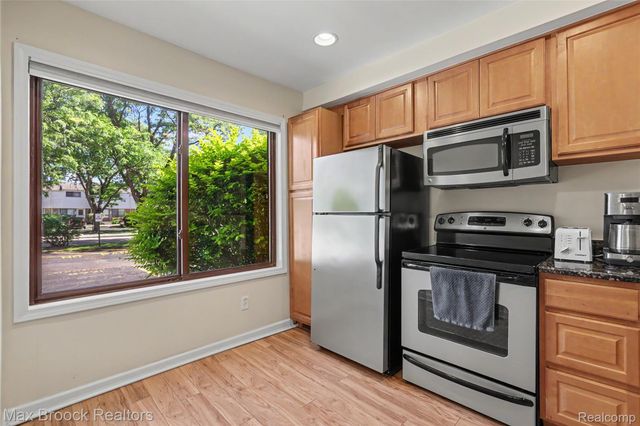 1669 Wimbledon Drive, Walled Lake, MI 48390
