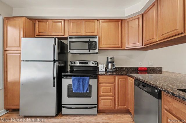 1669 Wimbledon Drive, Walled Lake, MI 48390