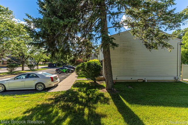 1669 Wimbledon Drive, Walled Lake, MI 48390