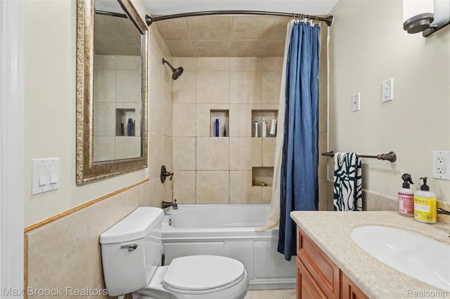 1669 Wimbledon Drive, Walled Lake, MI 48390