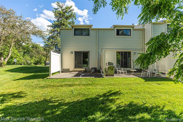 1669 Wimbledon Drive, Walled Lake, MI 48390