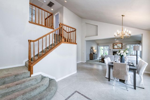 2977 W Pembrook, Fresno, CA 93711
