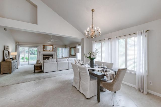 2977 W Pembrook, Fresno, CA 93711
