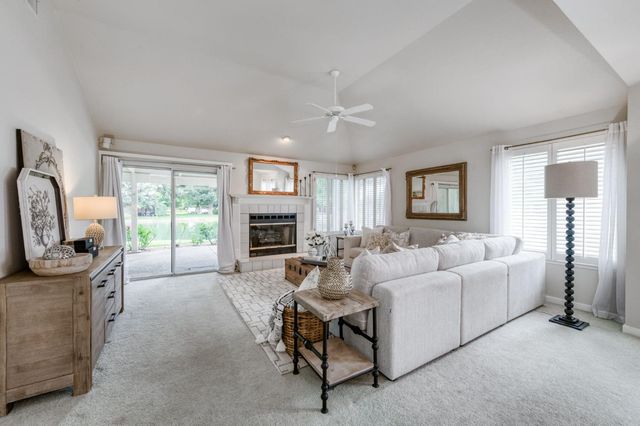 2977 W Pembrook, Fresno, CA 93711
