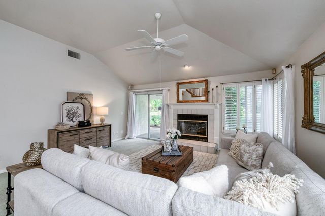2977 W Pembrook, Fresno, CA 93711