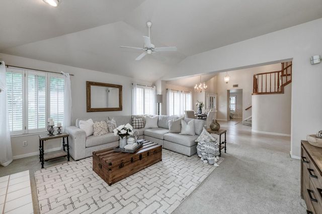 2977 W Pembrook, Fresno, CA 93711