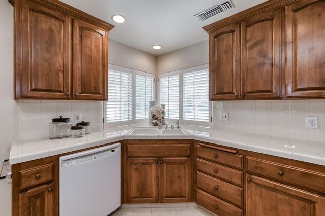 2977 W Pembrook, Fresno, CA 93711