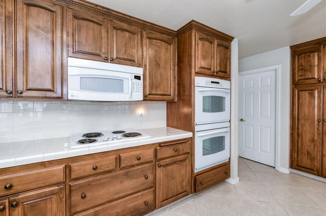 2977 W Pembrook, Fresno, CA 93711