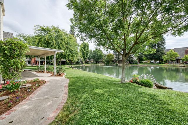 2977 W Pembrook, Fresno, CA 93711