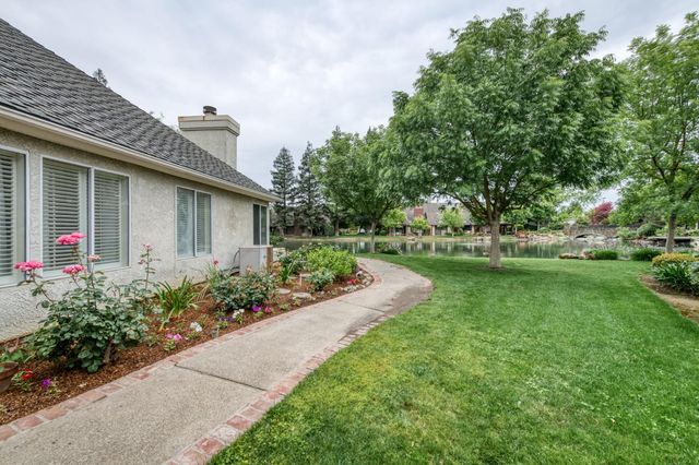 2977 W Pembrook, Fresno, CA 93711
