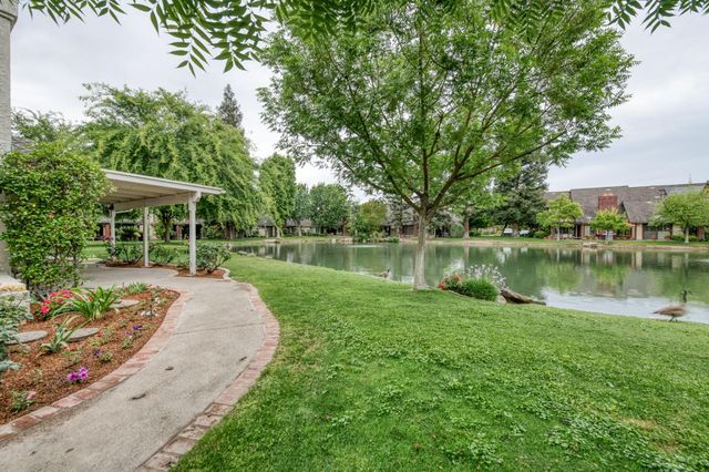 2977 W Pembrook, Fresno, CA 93711