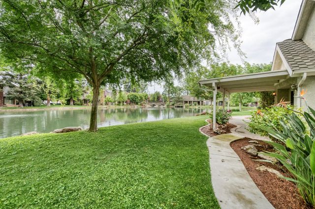 2977 W Pembrook, Fresno, CA 93711
