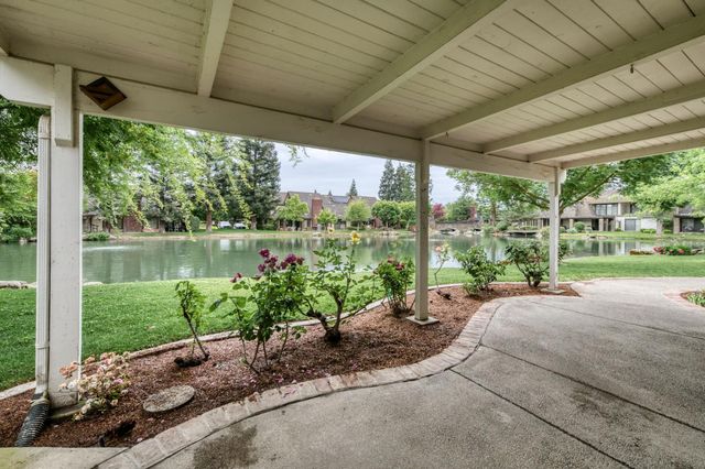 2977 W Pembrook, Fresno, CA 93711