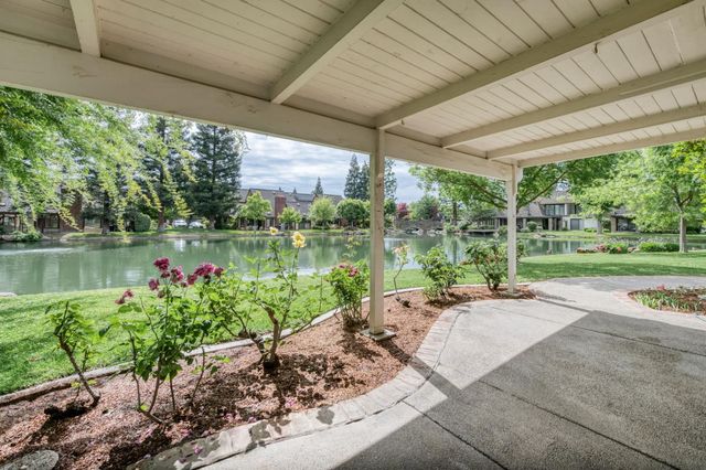 2977 W Pembrook, Fresno, CA 93711