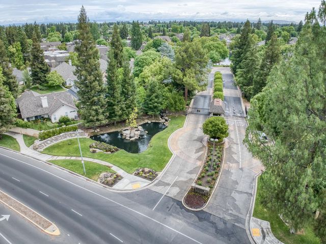 2977 W Pembrook, Fresno, CA 93711