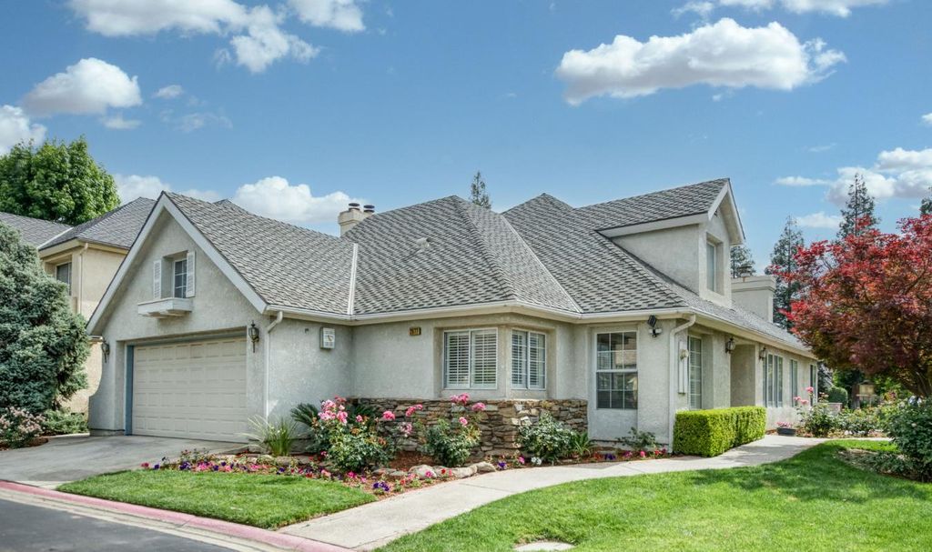2977 W Pembrook, Fresno, CA 93711