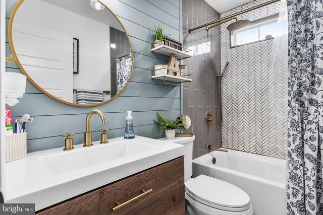 1054 KINGS HWY, West Deptford, NJ 08086