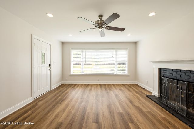 6819 Green Meadow Cir, Louisville, KY 40207