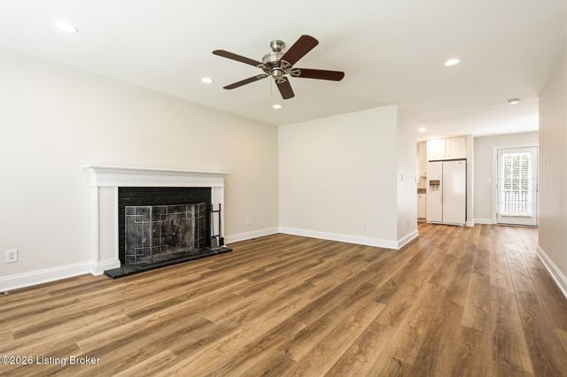 6819 Green Meadow Cir, Louisville, KY 40207