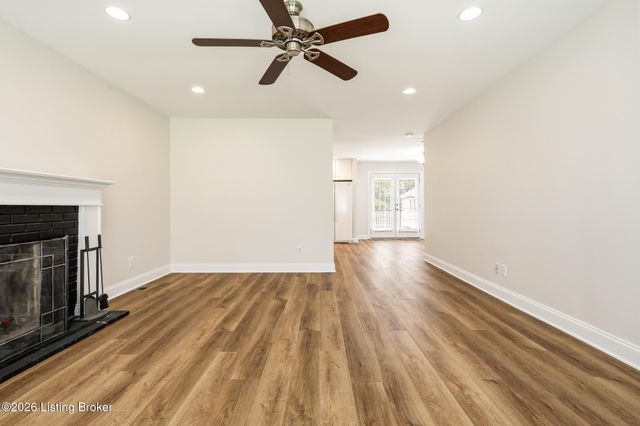 6819 Green Meadow Cir, Louisville, KY 40207