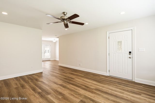 6819 Green Meadow Cir, Louisville, KY 40207