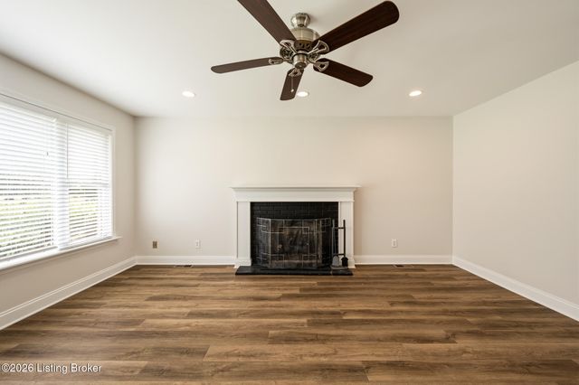 6819 Green Meadow Cir, Louisville, KY 40207