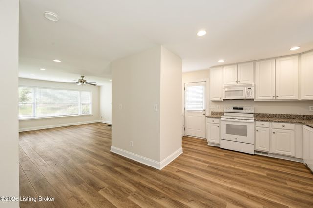 6819 Green Meadow Cir, Louisville, KY 40207