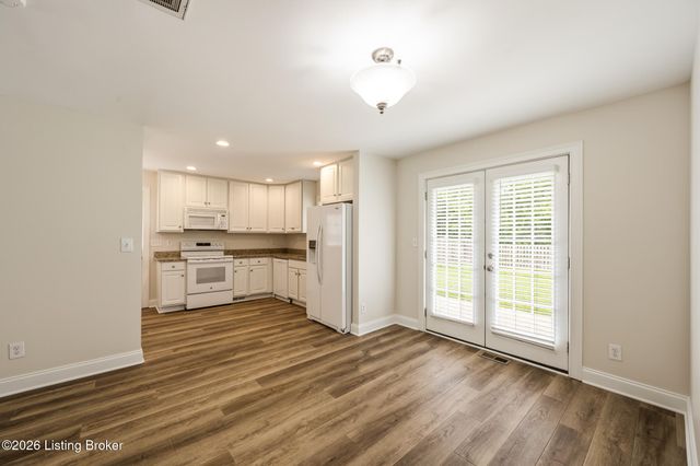 6819 Green Meadow Cir, Louisville, KY 40207