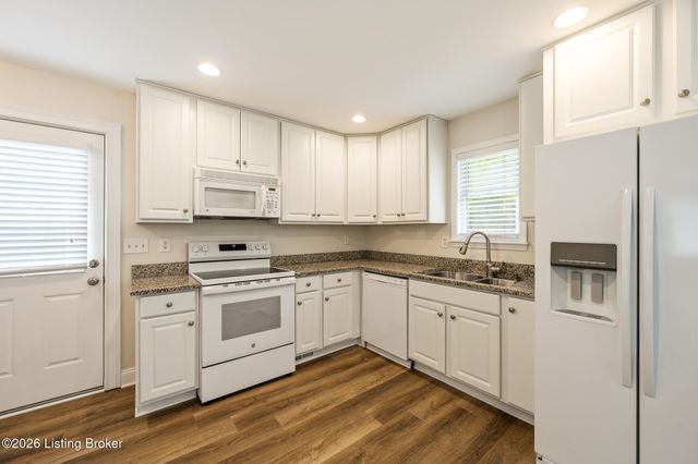 6819 Green Meadow Cir, Louisville, KY 40207