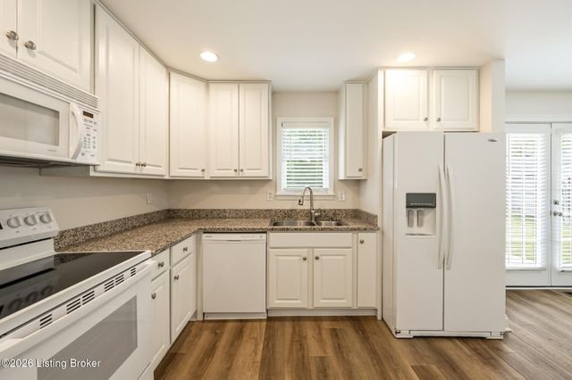 6819 Green Meadow Cir, Louisville, KY 40207
